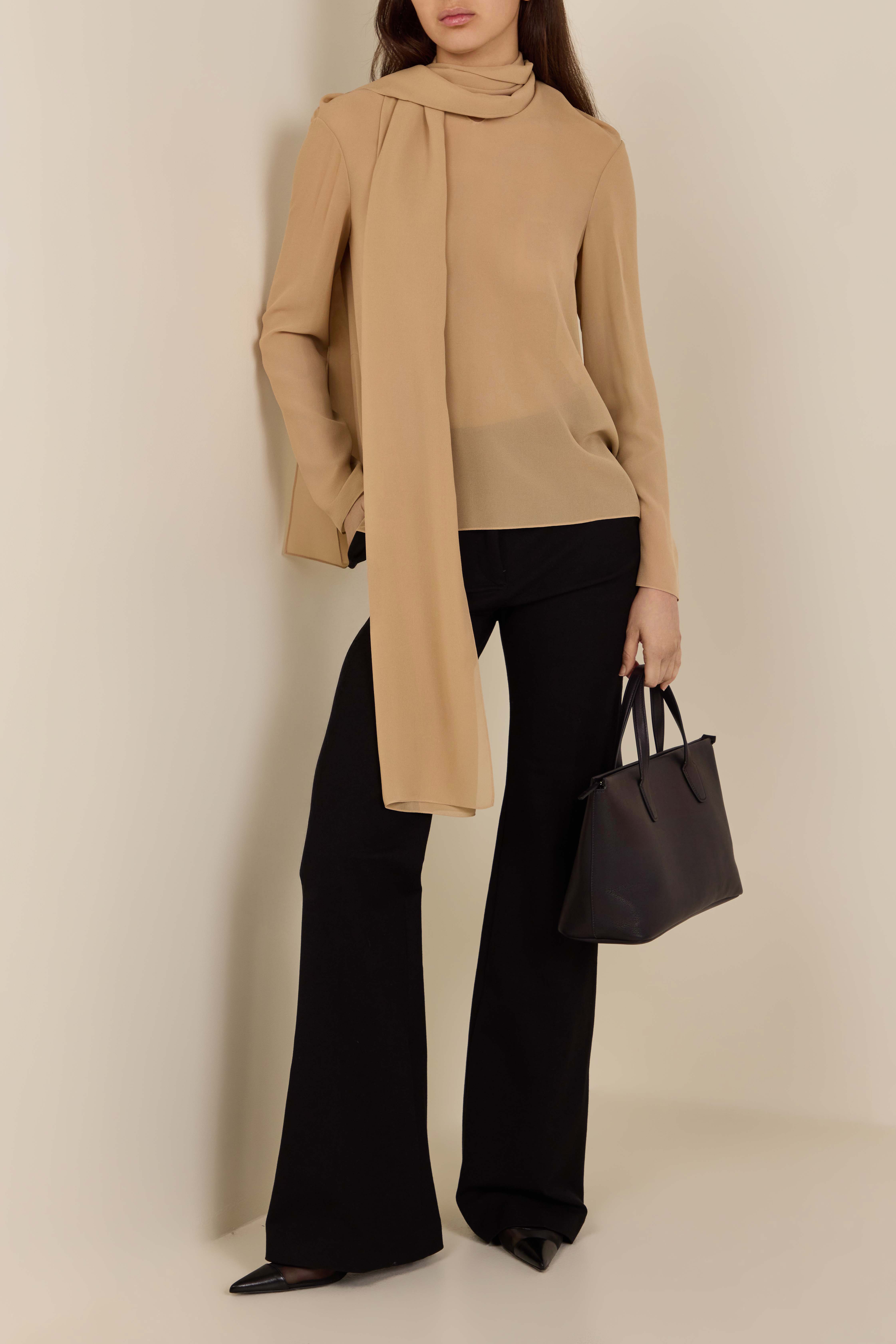 חולצת משי עם צעיף מובנה